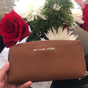 👝 USED MK jet set zip around continental wallet